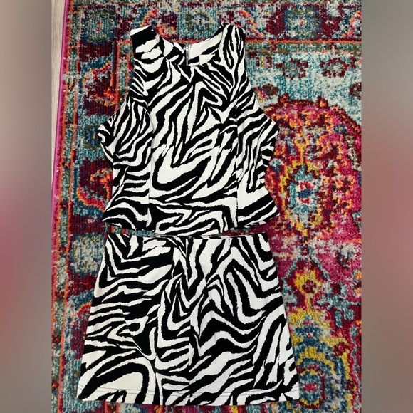 Two piece matching set can be worn multiple ways - Picture 1 of 6